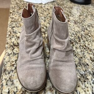 Seychelles Garnet Taupe Tan Soft Suede Slouchy Booties Size 7.5